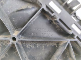 bontott AUDI Q7 Bal első Lökhárító Tartó (Műanyag)