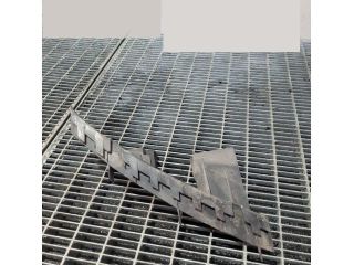 bontott AUDI Q7 Bal első Lökhárító Tartó (Műanyag)