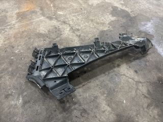 bontott AUDI Q7 Bal első Lökhárító Tartó (Műanyag)