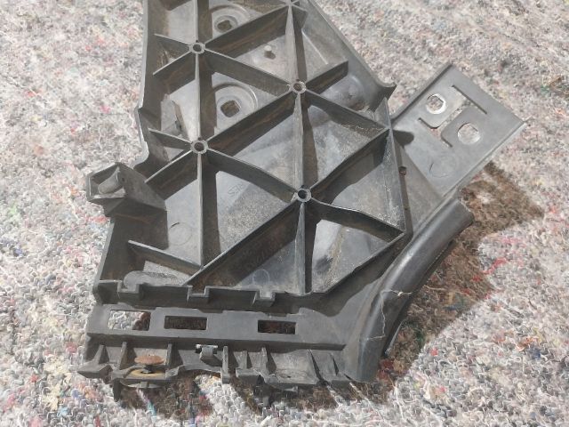 bontott AUDI Q7 Bal első Lökhárító Tartó (Műanyag)