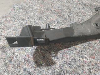 bontott AUDI Q7 Bal első Lökhárító Tartó (Műanyag)