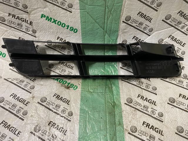 bontott AUDI Q7 Bal Ködlámpa Rács