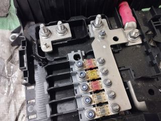 bontott AUDI Q7 Biztosítéktábla Utastér