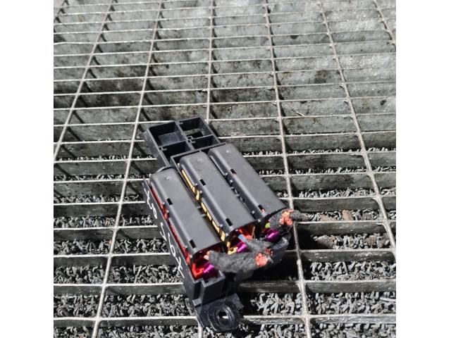 bontott AUDI Q7 Biztosítéktábla Utastér