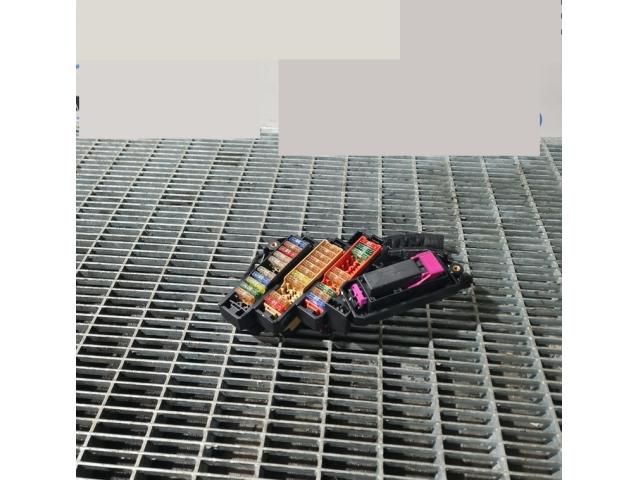 bontott AUDI Q7 Biztosítéktábla Utastér