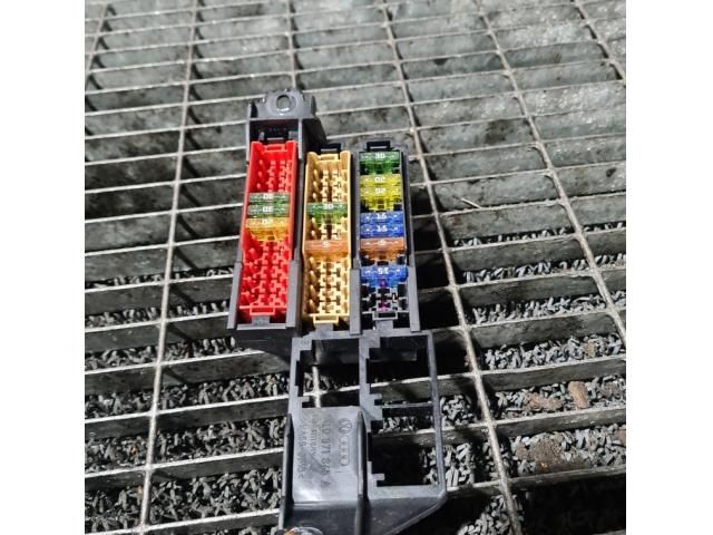 bontott AUDI Q7 Biztosítéktábla Utastér