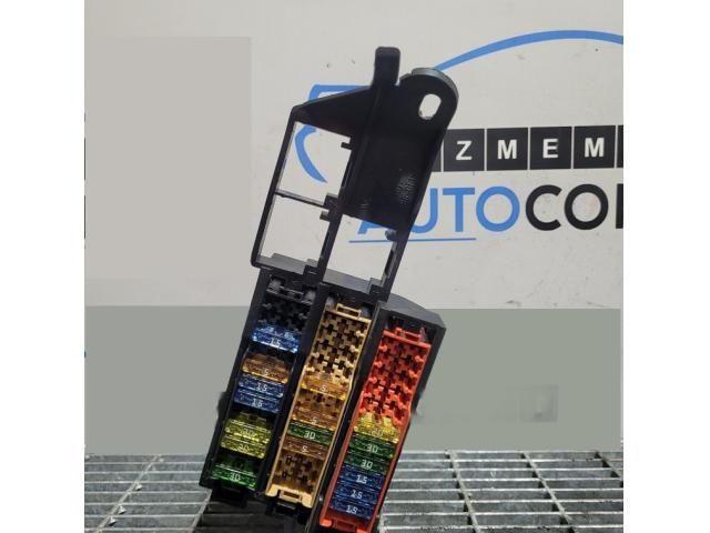 bontott AUDI Q7 Biztosítéktábla Utastér