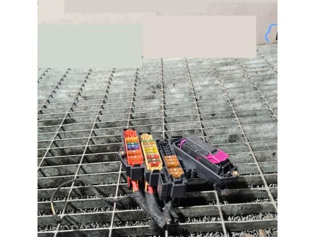 bontott AUDI Q7 Biztosítéktábla Utastér