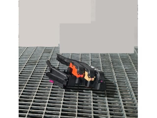 bontott AUDI Q7 Biztosítéktábla Utastér