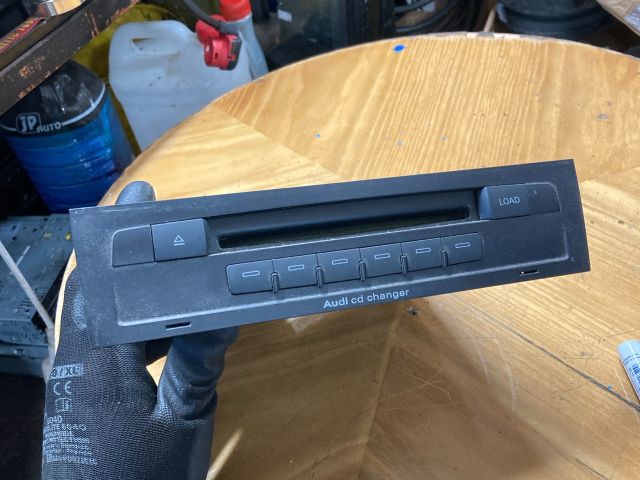bontott AUDI Q7 CD / DVD Tár