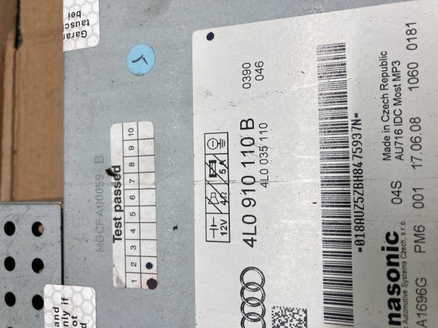 bontott AUDI Q7 CD / DVD Tár