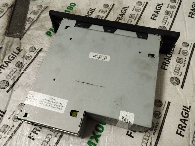 bontott AUDI Q7 CD / DVD Tár