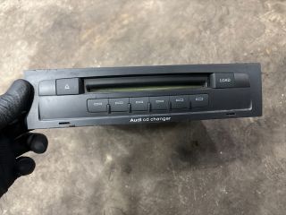 bontott AUDI Q7 CD / DVD Tár