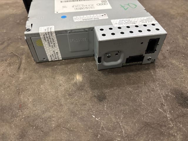 bontott AUDI Q7 CD / DVD Tár