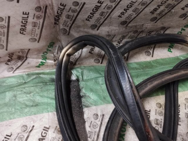 bontott AUDI Q7 Csomagtérajtó Gumikéder