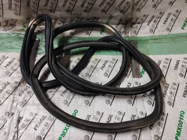 bontott AUDI Q7 Csomagtérajtó Gumikéder