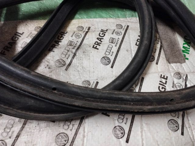 bontott AUDI Q7 Csomagtérajtó Gumikéder