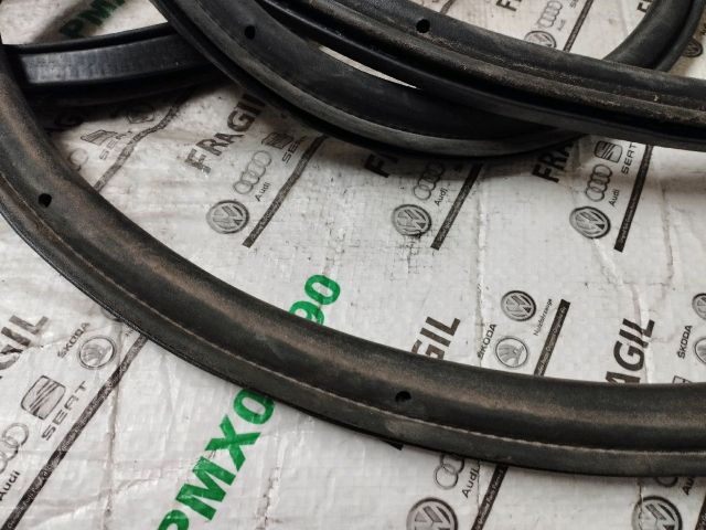 bontott AUDI Q7 Csomagtérajtó Gumikéder