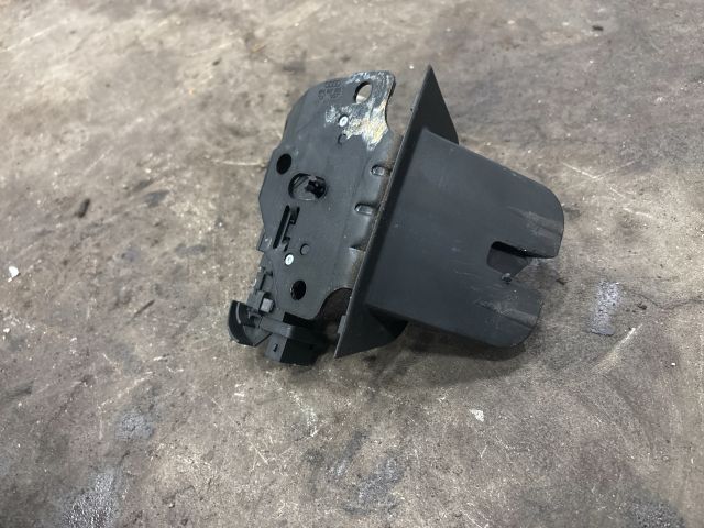 bontott AUDI Q7 Csomagtérajtó Zárszerkezet