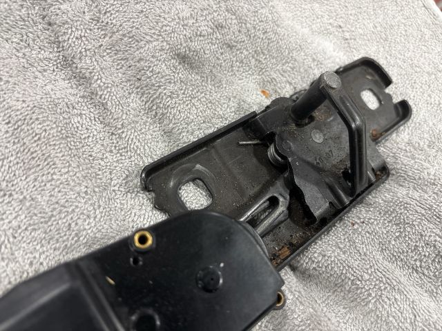 bontott AUDI Q7 Csomagtérajtó Zárszerkezet