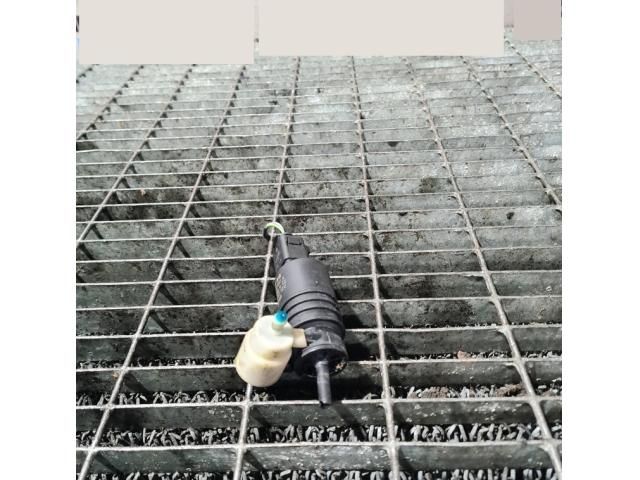 bontott AUDI Q7 Első Ablakmosó Szivattyú