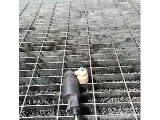 bontott AUDI Q7 Első Ablakmosó Szivattyú