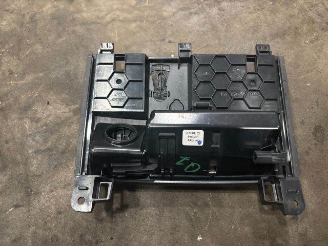 bontott AUDI Q7 Első Hamutartó