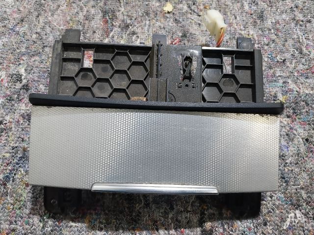 bontott AUDI Q7 Első Hamutartó