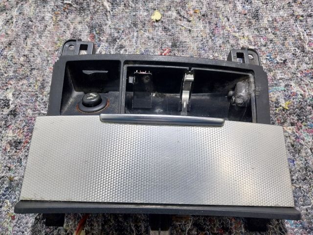 bontott AUDI Q7 Első Hamutartó