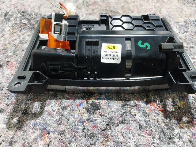 bontott AUDI Q7 Első Hamutartó