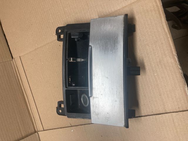 bontott AUDI Q7 Első Hamutartó