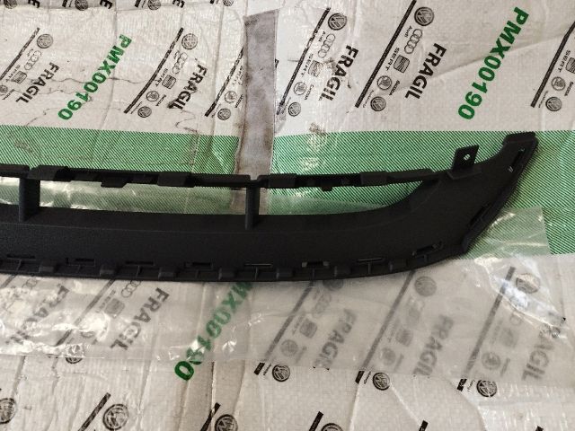 bontott AUDI Q7 Első Lökhárító Alsó Középső Díszrács