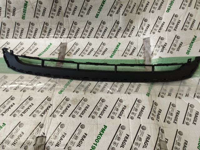 bontott AUDI Q7 Első Lökhárító Alsó Középső Díszrács