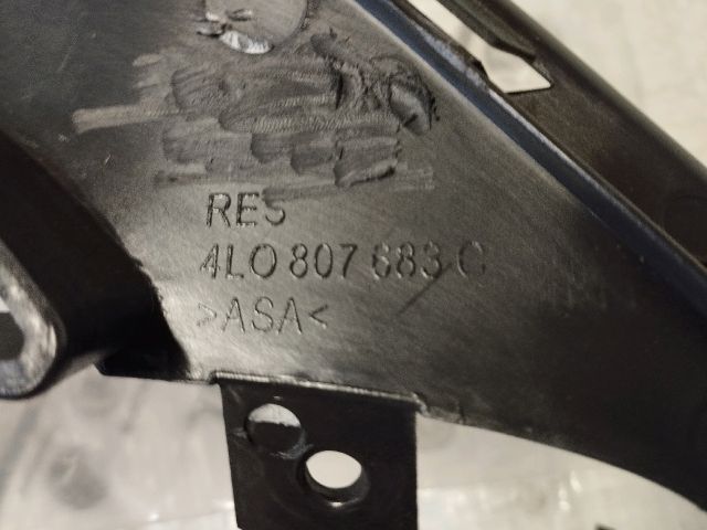 bontott AUDI Q7 Első Lökhárító Alsó Középső Díszrács