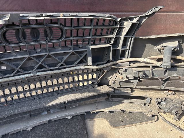 bontott AUDI Q7 Első Lökhárító (Részeivel)