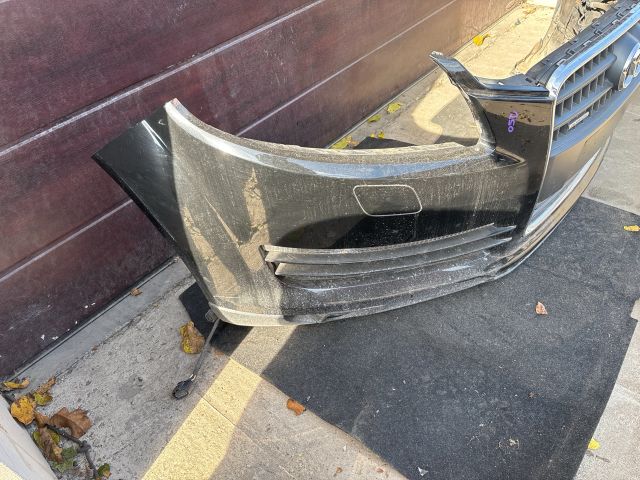 bontott AUDI Q7 Első Lökhárító (Részeivel)