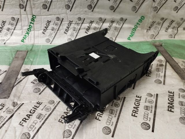 bontott AUDI Q7 Első Tároló Rekesz