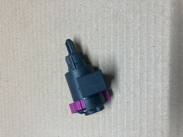 bontott AUDI Q7 Fék Pedál Kapcsoló