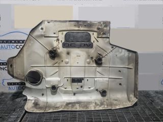 bontott AUDI Q7 Felső Hűtőburkolat