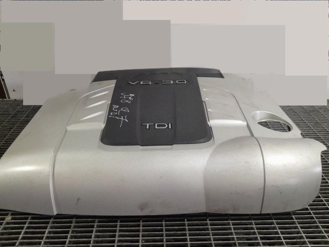 bontott AUDI Q7 Felső Hűtőburkolat