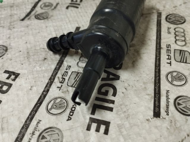 bontott AUDI Q7 Fényszórómosó Szivattyú