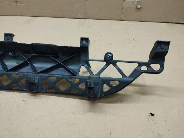 bontott AUDI Q7 Hátsó középső Lökhárító Tartó (Műanyag)