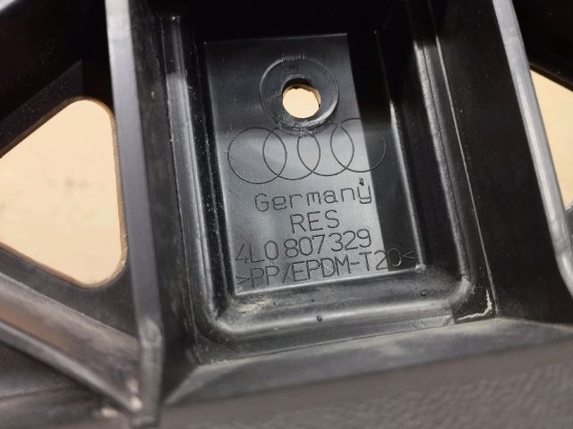 bontott AUDI Q7 Hátsó középső Lökhárító Tartó (Műanyag)