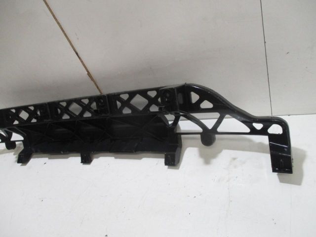 bontott AUDI Q7 Hátsó középső Lökhárító Tartó (Műanyag)