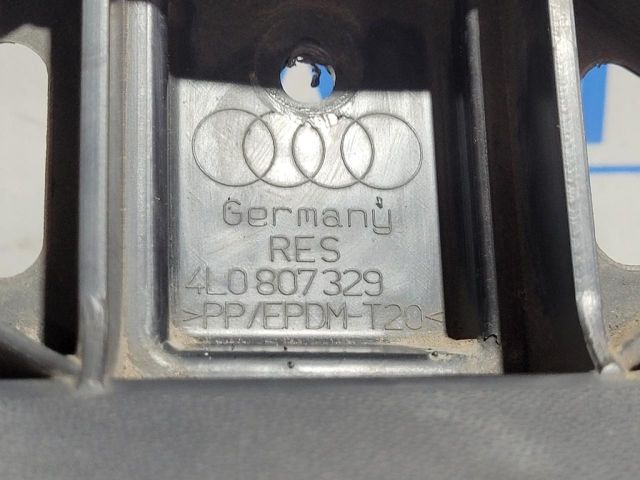 bontott AUDI Q7 Hátsó középső Lökhárító Tartó (Műanyag)