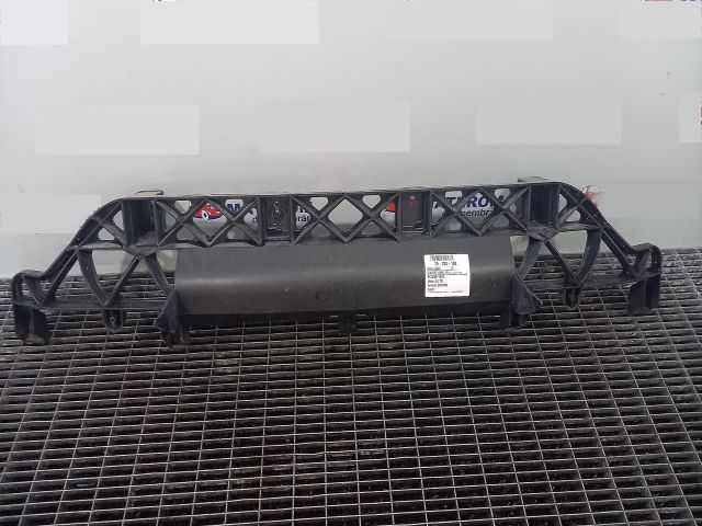 bontott AUDI Q7 Hátsó középső Lökhárító Tartó (Műanyag)