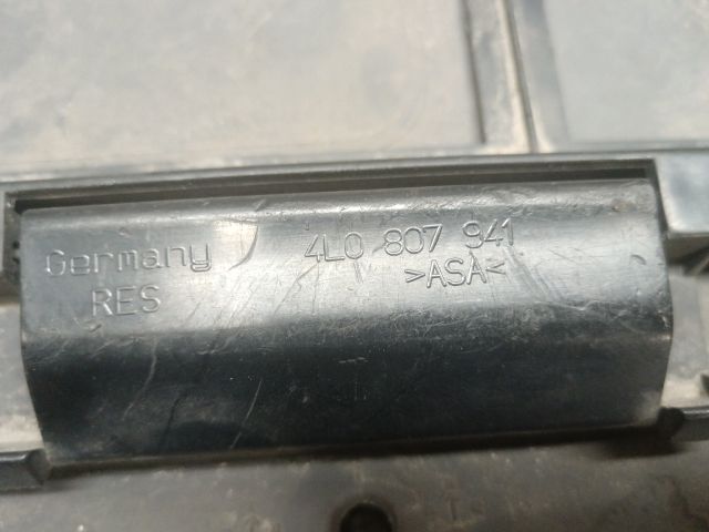 bontott AUDI Q7 Hátsó Vonószem Burkolat