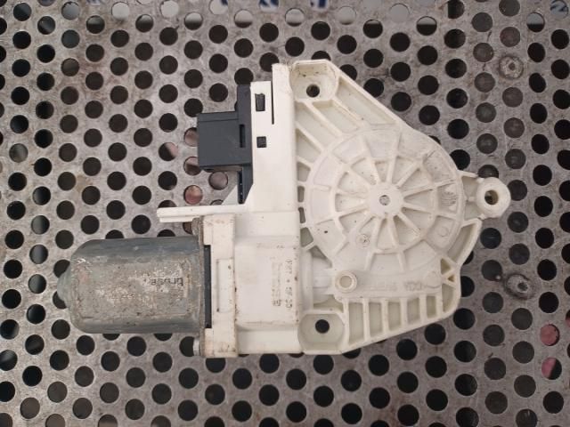 bontott AUDI Q7 Jobb első Ablakemelő Motor