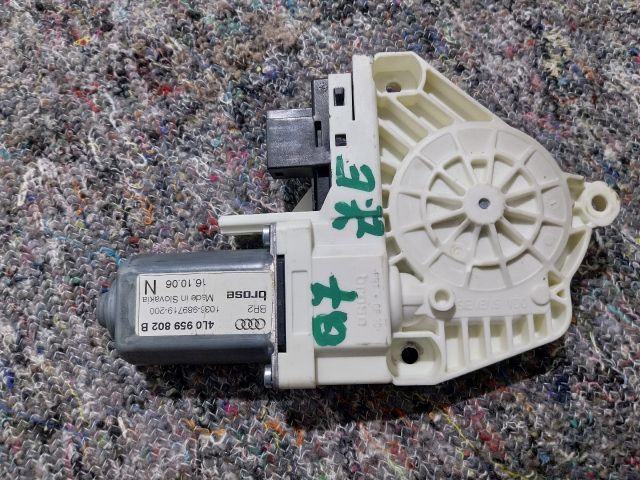 bontott AUDI Q7 Jobb első Ablakemelő Motor