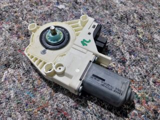 bontott AUDI Q7 Jobb első Ablakemelő Motor